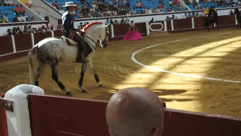 Ventura y Hernández salvan una tarde deslucida en León con una puerta grande compartida. Una mansa corrida de Soto de la Fuente condiciona el festejo, en el que Sergio Galán logra una oreja de mérito tras sufrir una caída sin consecuencias.