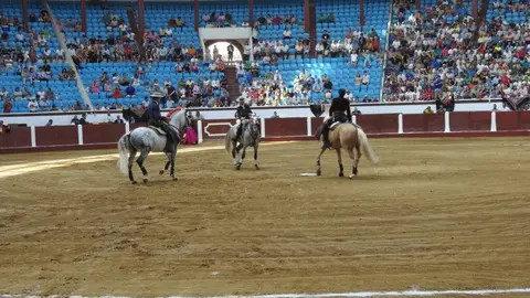 Ventura y Hernández salvan una tarde deslucida en León con una puerta grande compartida. Una mansa corrida de Soto de la Fuente condiciona el festejo, en el que Sergio Galán logra una oreja de mérito tras sufrir una caída sin consecuencias.
