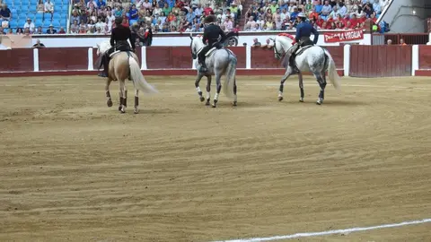 Ventura y Hernández salvan una tarde deslucida en León con una puerta grande compartida. Una mansa corrida de Soto de la Fuente condiciona el festejo, en el que Sergio Galán logra una oreja de mérito tras sufrir una caída sin consecuencias.