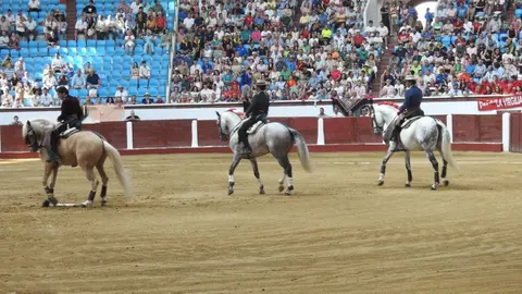 Ventura y Hernández salvan una tarde deslucida en León con una puerta grande compartida. Una mansa corrida de Soto de la Fuente condiciona el festejo, en el que Sergio Galán logra una oreja de mérito tras sufrir una caída sin consecuencias.