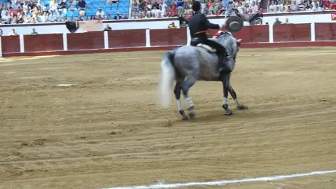 Ventura y Hernández salvan una tarde deslucida en León con una puerta grande compartida. Una mansa corrida de Soto de la Fuente condiciona el festejo, en el que Sergio Galán logra una oreja de mérito tras sufrir una caída sin consecuencias.