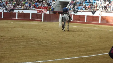 Ventura y Hernández salvan una tarde deslucida en León con una puerta grande compartida. Una mansa corrida de Soto de la Fuente condiciona el festejo, en el que Sergio Galán logra una oreja de mérito tras sufrir una caída sin consecuencias.
