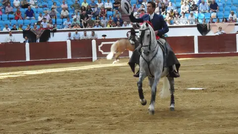 Ventura y Hernández salvan una tarde deslucida en León con una puerta grande compartida. Una mansa corrida de Soto de la Fuente condiciona el festejo, en el que Sergio Galán logra una oreja de mérito tras sufrir una caída sin consecuencias.