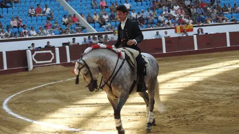 Ventura y Hernández salvan una tarde deslucida en León con una puerta grande compartida. Una mansa corrida de Soto de la Fuente condiciona el festejo, en el que Sergio Galán logra una oreja de mérito tras sufrir una caída sin consecuencias.