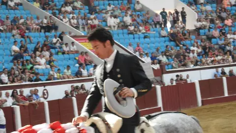 Ventura y Hernández salvan una tarde deslucida en León con una puerta grande compartida. Una mansa corrida de Soto de la Fuente condiciona el festejo, en el que Sergio Galán logra una oreja de mérito tras sufrir una caída sin consecuencias.