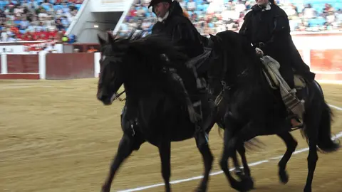 Ventura y Hernández salvan una tarde deslucida en León con una puerta grande compartida. Una mansa corrida de Soto de la Fuente condiciona el festejo, en el que Sergio Galán logra una oreja de mérito tras sufrir una caída sin consecuencias.
