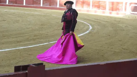 Ventura y Hernández salvan una tarde deslucida en León con una puerta grande compartida. Una mansa corrida de Soto de la Fuente condiciona el festejo, en el que Sergio Galán logra una oreja de mérito tras sufrir una caída sin consecuencias.