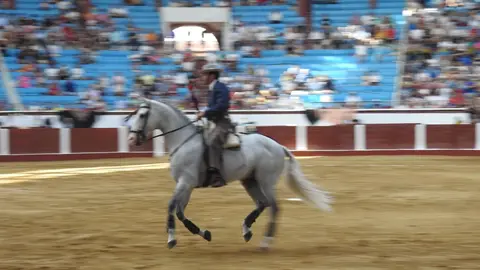 Ventura y Hernández salvan una tarde deslucida en León con una puerta grande compartida. Una mansa corrida de Soto de la Fuente condiciona el festejo, en el que Sergio Galán logra una oreja de mérito tras sufrir una caída sin consecuencias.