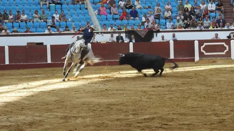 Ventura y Hernández salvan una tarde deslucida en León con una puerta grande compartida. Una mansa corrida de Soto de la Fuente condiciona el festejo, en el que Sergio Galán logra una oreja de mérito tras sufrir una caída sin consecuencias.