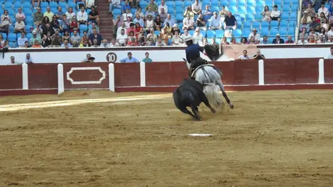 Ventura y Hernández salvan una tarde deslucida en León con una puerta grande compartida. Una mansa corrida de Soto de la Fuente condiciona el festejo, en el que Sergio Galán logra una oreja de mérito tras sufrir una caída sin consecuencias.