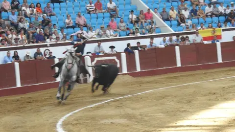 Ventura y Hernández salvan una tarde deslucida en León con una puerta grande compartida. Una mansa corrida de Soto de la Fuente condiciona el festejo, en el que Sergio Galán logra una oreja de mérito tras sufrir una caída sin consecuencias.