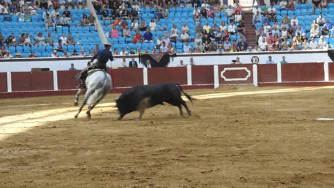 Ventura y Hernández salvan una tarde deslucida en León con una puerta grande compartida. Una mansa corrida de Soto de la Fuente condiciona el festejo, en el que Sergio Galán logra una oreja de mérito tras sufrir una caída sin consecuencias.