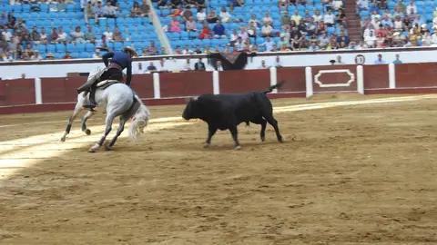 Ventura y Hernández salvan una tarde deslucida en León con una puerta grande compartida. Una mansa corrida de Soto de la Fuente condiciona el festejo, en el que Sergio Galán logra una oreja de mérito tras sufrir una caída sin consecuencias.