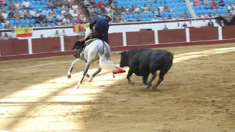 Ventura y Hernández salvan una tarde deslucida en León con una puerta grande compartida. Una mansa corrida de Soto de la Fuente condiciona el festejo, en el que Sergio Galán logra una oreja de mérito tras sufrir una caída sin consecuencias.