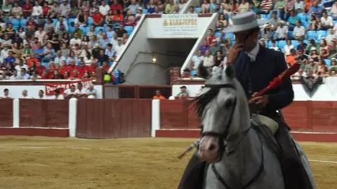 Ventura y Hernández salvan una tarde deslucida en León con una puerta grande compartida. Una mansa corrida de Soto de la Fuente condiciona el festejo, en el que Sergio Galán logra una oreja de mérito tras sufrir una caída sin consecuencias.