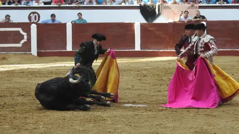 Ventura y Hernández salvan una tarde deslucida en León con una puerta grande compartida. Una mansa corrida de Soto de la Fuente condiciona el festejo, en el que Sergio Galán logra una oreja de mérito tras sufrir una caída sin consecuencias.