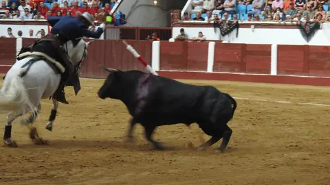 Ventura y Hernández salvan una tarde deslucida en León con una puerta grande compartida. Una mansa corrida de Soto de la Fuente condiciona el festejo, en el que Sergio Galán logra una oreja de mérito tras sufrir una caída sin consecuencias.