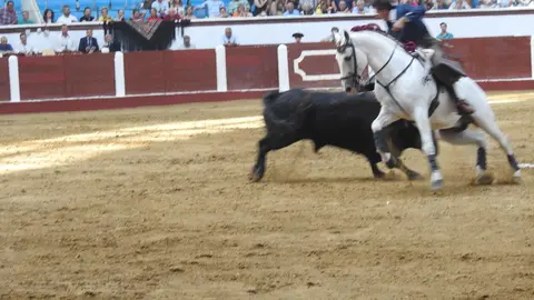 Ventura y Hernández salvan una tarde deslucida en León con una puerta grande compartida. Una mansa corrida de Soto de la Fuente condiciona el festejo, en el que Sergio Galán logra una oreja de mérito tras sufrir una caída sin consecuencias.
