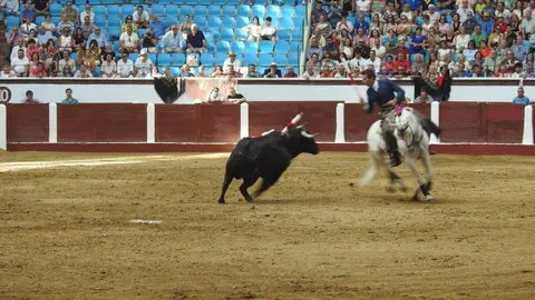 Ventura y Hernández salvan una tarde deslucida en León con una puerta grande compartida. Una mansa corrida de Soto de la Fuente condiciona el festejo, en el que Sergio Galán logra una oreja de mérito tras sufrir una caída sin consecuencias.