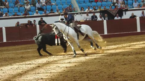 Ventura y Hernández salvan una tarde deslucida en León con una puerta grande compartida. Una mansa corrida de Soto de la Fuente condiciona el festejo, en el que Sergio Galán logra una oreja de mérito tras sufrir una caída sin consecuencias.