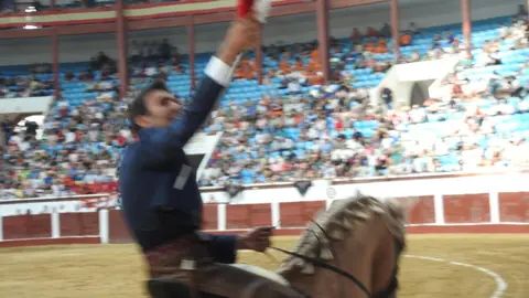 Ventura y Hernández salvan una tarde deslucida en León con una puerta grande compartida. Una mansa corrida de Soto de la Fuente condiciona el festejo, en el que Sergio Galán logra una oreja de mérito tras sufrir una caída sin consecuencias.
