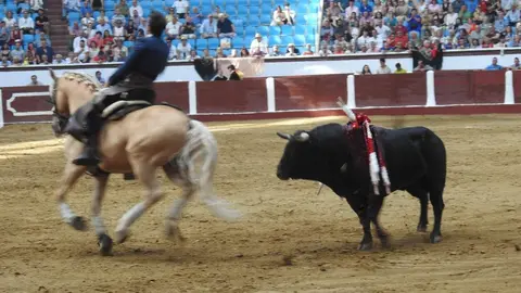 Ventura y Hernández salvan una tarde deslucida en León con una puerta grande compartida. Una mansa corrida de Soto de la Fuente condiciona el festejo, en el que Sergio Galán logra una oreja de mérito tras sufrir una caída sin consecuencias.