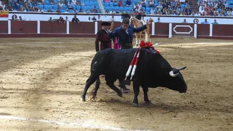 Ventura y Hernández salvan una tarde deslucida en León con una puerta grande compartida. Una mansa corrida de Soto de la Fuente condiciona el festejo, en el que Sergio Galán logra una oreja de mérito tras sufrir una caída sin consecuencias.