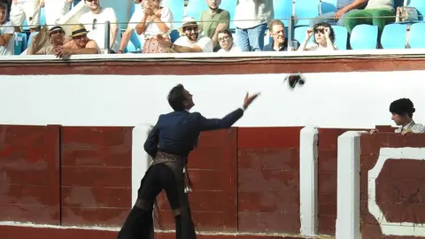 Ventura y Hernández salvan una tarde deslucida en León con una puerta grande compartida. Una mansa corrida de Soto de la Fuente condiciona el festejo, en el que Sergio Galán logra una oreja de mérito tras sufrir una caída sin consecuencias.