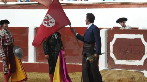Ventura y Hernández salvan una tarde deslucida en León con una puerta grande compartida. Una mansa corrida de Soto de la Fuente condiciona el festejo, en el que Sergio Galán logra una oreja de mérito tras sufrir una caída sin consecuencias.