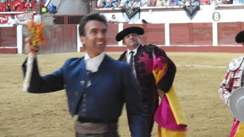 Ventura y Hernández salvan una tarde deslucida en León con una puerta grande compartida. Una mansa corrida de Soto de la Fuente condiciona el festejo, en el que Sergio Galán logra una oreja de mérito tras sufrir una caída sin consecuencias.