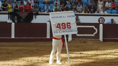 Ventura y Hernández salvan una tarde deslucida en León con una puerta grande compartida. Una mansa corrida de Soto de la Fuente condiciona el festejo, en el que Sergio Galán logra una oreja de mérito tras sufrir una caída sin consecuencias.