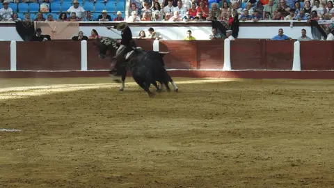 Ventura y Hernández salvan una tarde deslucida en León con una puerta grande compartida. Una mansa corrida de Soto de la Fuente condiciona el festejo, en el que Sergio Galán logra una oreja de mérito tras sufrir una caída sin consecuencias.