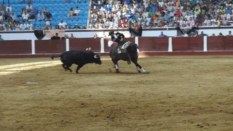 Ventura y Hernández salvan una tarde deslucida en León con una puerta grande compartida. Una mansa corrida de Soto de la Fuente condiciona el festejo, en el que Sergio Galán logra una oreja de mérito tras sufrir una caída sin consecuencias.