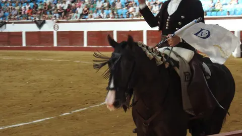 Ventura y Hernández salvan una tarde deslucida en León con una puerta grande compartida. Una mansa corrida de Soto de la Fuente condiciona el festejo, en el que Sergio Galán logra una oreja de mérito tras sufrir una caída sin consecuencias.
