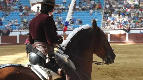 Ventura y Hernández salvan una tarde deslucida en León con una puerta grande compartida. Una mansa corrida de Soto de la Fuente condiciona el festejo, en el que Sergio Galán logra una oreja de mérito tras sufrir una caída sin consecuencias.