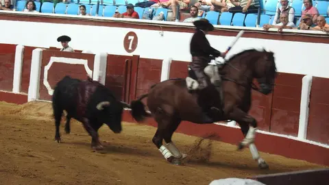 Ventura y Hernández salvan una tarde deslucida en León con una puerta grande compartida. Una mansa corrida de Soto de la Fuente condiciona el festejo, en el que Sergio Galán logra una oreja de mérito tras sufrir una caída sin consecuencias.