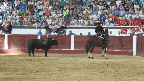 Ventura y Hernández salvan una tarde deslucida en León con una puerta grande compartida. Una mansa corrida de Soto de la Fuente condiciona el festejo, en el que Sergio Galán logra una oreja de mérito tras sufrir una caída sin consecuencias.