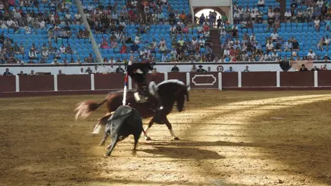 Ventura y Hernández salvan una tarde deslucida en León con una puerta grande compartida. Una mansa corrida de Soto de la Fuente condiciona el festejo, en el que Sergio Galán logra una oreja de mérito tras sufrir una caída sin consecuencias.