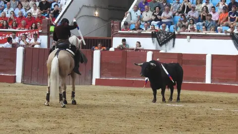 Ventura y Hernández salvan una tarde deslucida en León con una puerta grande compartida. Una mansa corrida de Soto de la Fuente condiciona el festejo, en el que Sergio Galán logra una oreja de mérito tras sufrir una caída sin consecuencias.