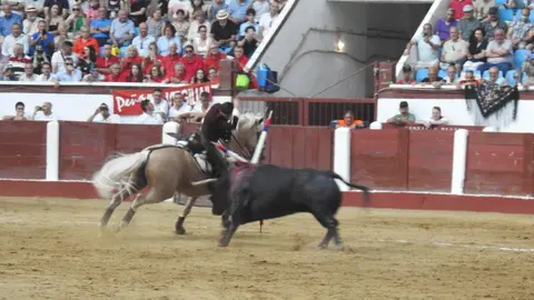 Ventura y Hernández salvan una tarde deslucida en León con una puerta grande compartida. Una mansa corrida de Soto de la Fuente condiciona el festejo, en el que Sergio Galán logra una oreja de mérito tras sufrir una caída sin consecuencias.
