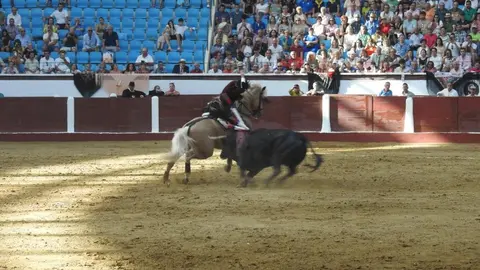 Ventura y Hernández salvan una tarde deslucida en León con una puerta grande compartida. Una mansa corrida de Soto de la Fuente condiciona el festejo, en el que Sergio Galán logra una oreja de mérito tras sufrir una caída sin consecuencias.