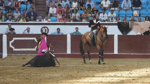 Ventura y Hernández salvan una tarde deslucida en León con una puerta grande compartida. Una mansa corrida de Soto de la Fuente condiciona el festejo, en el que Sergio Galán logra una oreja de mérito tras sufrir una caída sin consecuencias.