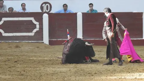 Ventura y Hernández salvan una tarde deslucida en León con una puerta grande compartida. Una mansa corrida de Soto de la Fuente condiciona el festejo, en el que Sergio Galán logra una oreja de mérito tras sufrir una caída sin consecuencias.