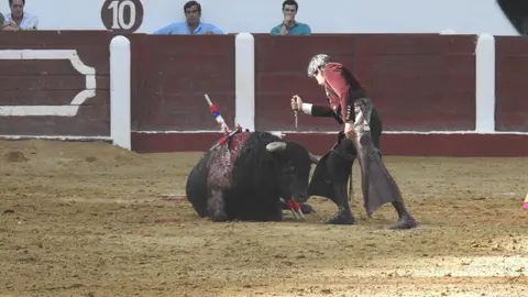 Ventura y Hernández salvan una tarde deslucida en León con una puerta grande compartida. Una mansa corrida de Soto de la Fuente condiciona el festejo, en el que Sergio Galán logra una oreja de mérito tras sufrir una caída sin consecuencias.