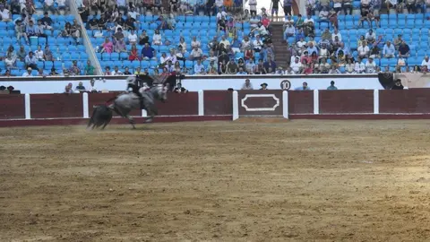 Ventura y Hernández salvan una tarde deslucida en León con una puerta grande compartida. Una mansa corrida de Soto de la Fuente condiciona el festejo, en el que Sergio Galán logra una oreja de mérito tras sufrir una caída sin consecuencias.