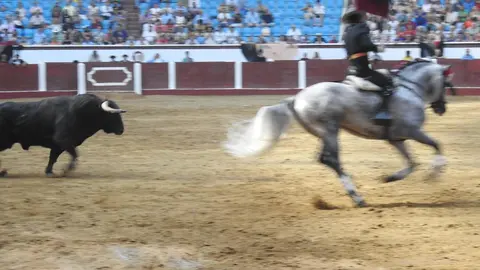 Ventura y Hernández salvan una tarde deslucida en León con una puerta grande compartida. Una mansa corrida de Soto de la Fuente condiciona el festejo, en el que Sergio Galán logra una oreja de mérito tras sufrir una caída sin consecuencias.