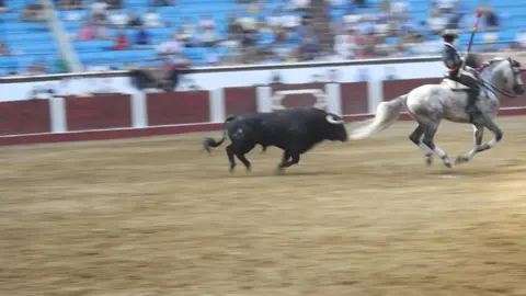 Ventura y Hernández salvan una tarde deslucida en León con una puerta grande compartida. Una mansa corrida de Soto de la Fuente condiciona el festejo, en el que Sergio Galán logra una oreja de mérito tras sufrir una caída sin consecuencias.