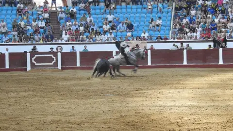Ventura y Hernández salvan una tarde deslucida en León con una puerta grande compartida. Una mansa corrida de Soto de la Fuente condiciona el festejo, en el que Sergio Galán logra una oreja de mérito tras sufrir una caída sin consecuencias.