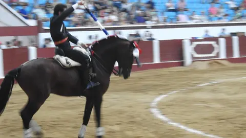 Ventura y Hernández salvan una tarde deslucida en León con una puerta grande compartida. Una mansa corrida de Soto de la Fuente condiciona el festejo, en el que Sergio Galán logra una oreja de mérito tras sufrir una caída sin consecuencias.