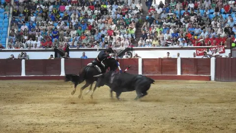Ventura y Hernández salvan una tarde deslucida en León con una puerta grande compartida. Una mansa corrida de Soto de la Fuente condiciona el festejo, en el que Sergio Galán logra una oreja de mérito tras sufrir una caída sin consecuencias.